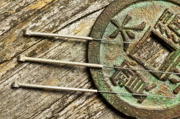 Акупунктурные иглы на китайских монет — стоковое фото