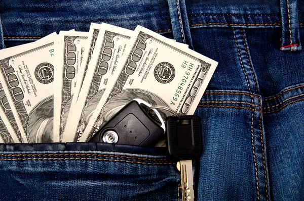 Денежные средства и ключ от автомобиля в кармане — стоковое фото