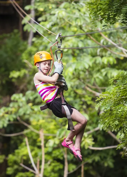 Молодая девушка на zipline джунгли — стоковое фото