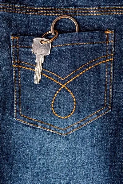 Ключ подвесной из заднего кармана джинсов — стоковое фото