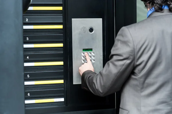 Человек, ввода кода безопасности, чтобы разблокировать дверь — стоковое фото