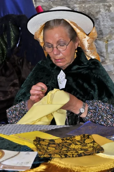 Неизвестная женщина в традиционной одежде пошив — стоковое фото
