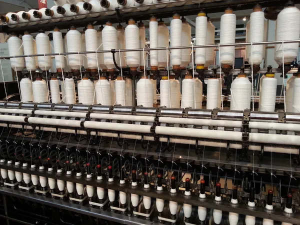 Коклюшки нить шишки на коробление машины в текстильной фабрики — стоковое фото