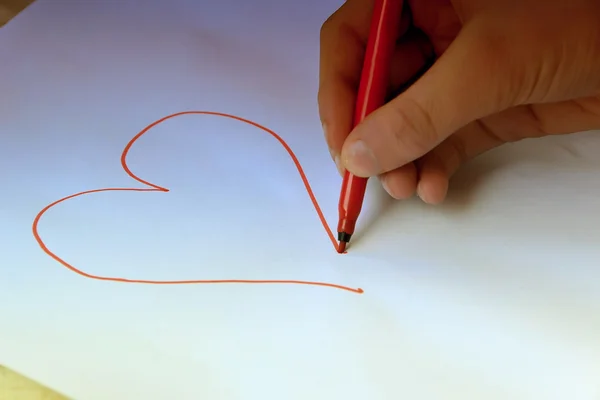 Молодая девушка рисует сердце — стоковое фото