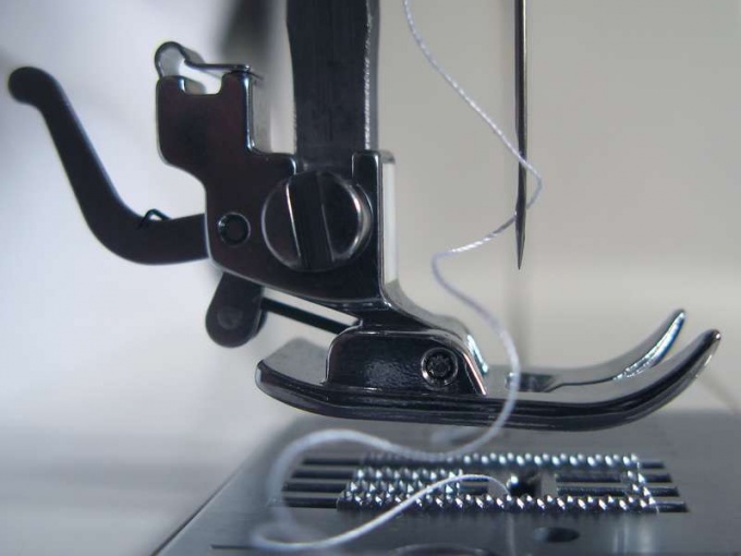 Как заправить нить в швейную машинку зингер старого образца