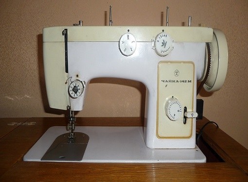 Как заправлять ножную швейную машинку