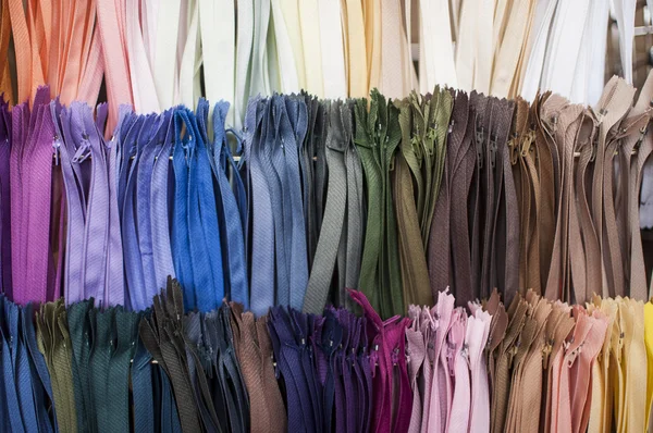 Цветные молнии для брюки, брюки, юбки, радужная молния — стоковое фото