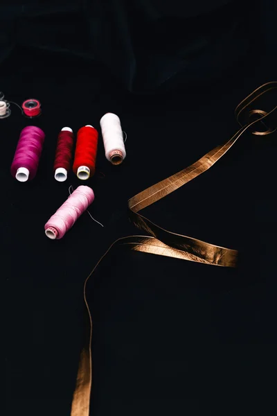 Швейные инструменты на столе — стоковое фото