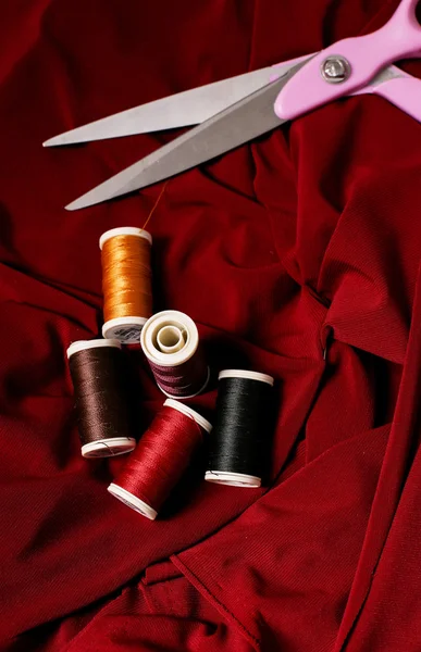 Швейные инструменты на текстиле — стоковое фото