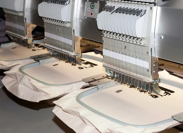 Ткань - профессиональная и промышленная машина вышивки — стоковое фото
