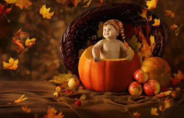 Осенние детские тыквы. мало детские художественный портрет в шерстяной шапке детей, падают листья — стоковое фото
