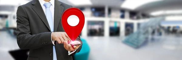 Бизнесмен, держит в руках цифровая карта — стоковое фото