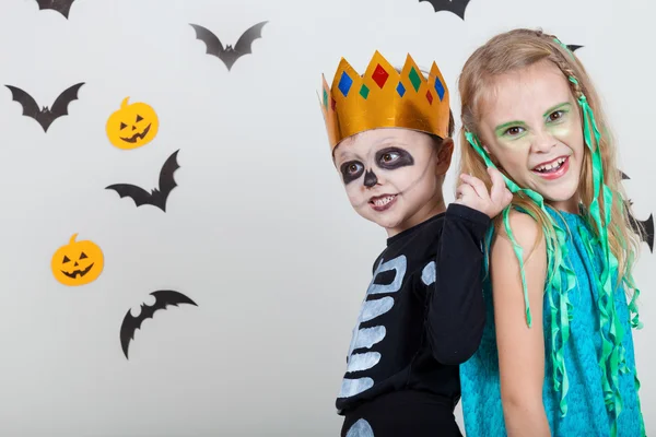 Счастливый брат и сестра на Хэллоуин — стоковое фото