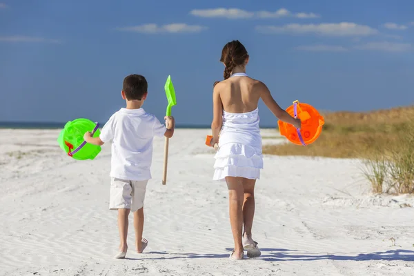 Дети, мальчик, девочка, брат & сестра, играя на пляже — стоковое фото