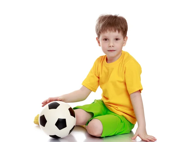 Красивая белокурый мальчик в желтой рубашке и зеленые шорты — стоковое фото
