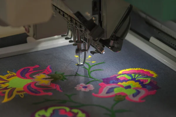 Профессиональная машина для применения вышивки на различные ткани — стоковое фото