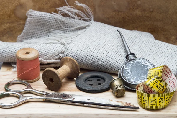 Катушки цветного нити и инструменты для шитья, ткани, ножницы, кнопки и иглы, ретро-стиле — стоковое фото