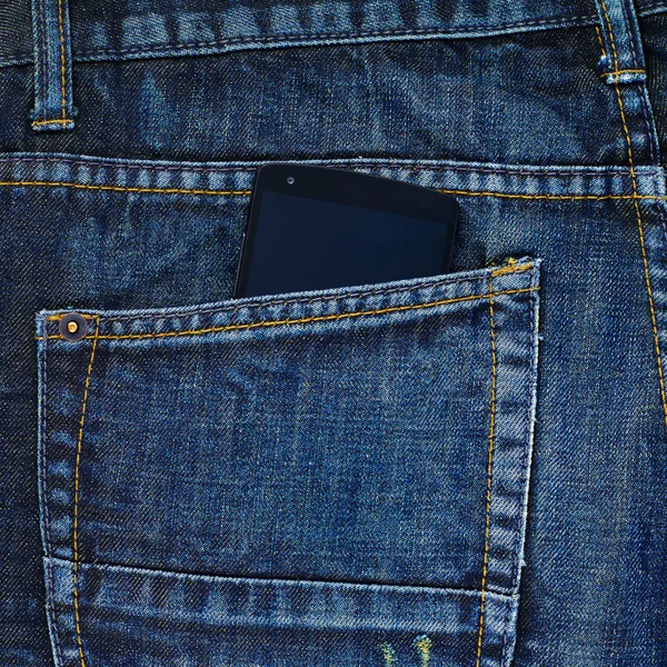 Смарт-телефон в кармане джинсов — стоковое фото