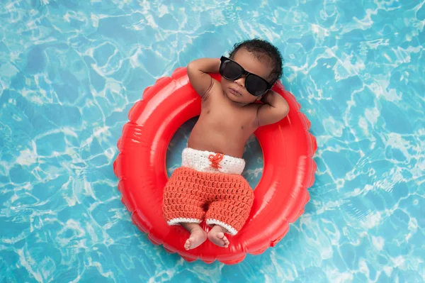 Новорожденный мальчик Плавающие на Swim Ring — стоковое фото