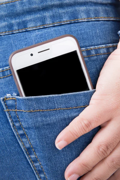 Сотовый телефон в заднем кармане джинсов девочки — стоковое фото