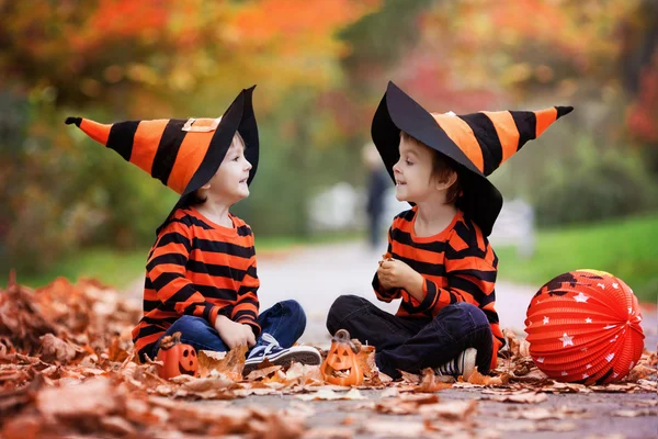 Два мальчика в парке с Хэллоуин костюмы — стоковое фото