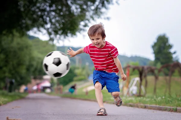 Две Симпатичные маленькие дети, вместе играть в футбол, летнее время — стоковое фото