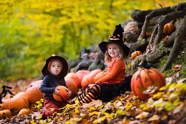 Дети с тыквы на Хэллоуин — стоковое фото