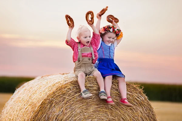 Дети играют в пшеничном поле в Германии — стоковое фото