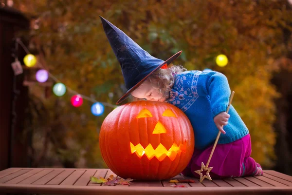 Дети резьба тыквы на Хэллоуин — стоковое фото