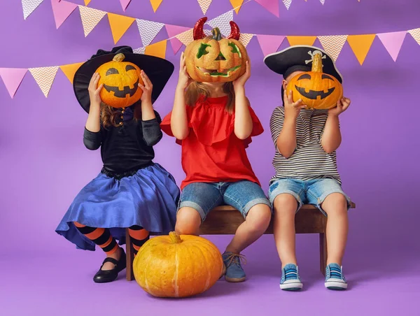 Дети на Хэллоуин — стоковое фото