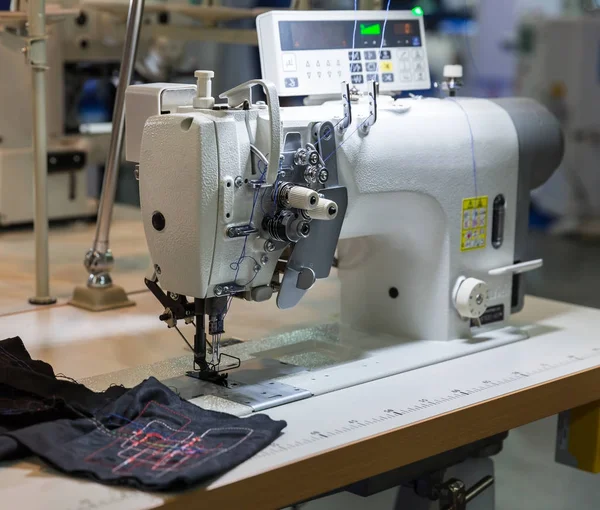 Профессиональная швейная машина и черный Текстиль — стоковое фото