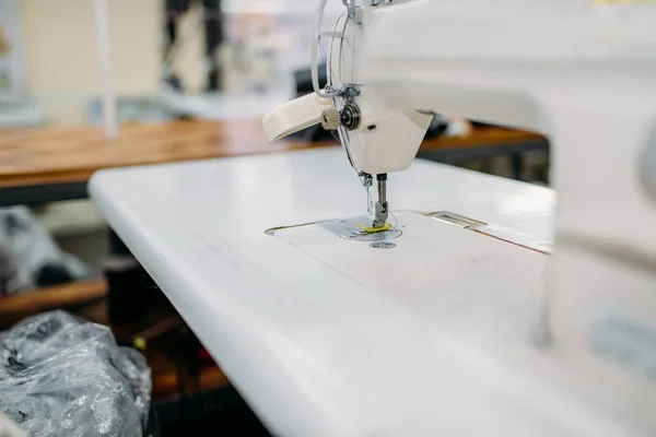 Современные Швейные Машины Крупным Планом Портновские Оборудование Суконной Промышленности Продукция — стоковое фото