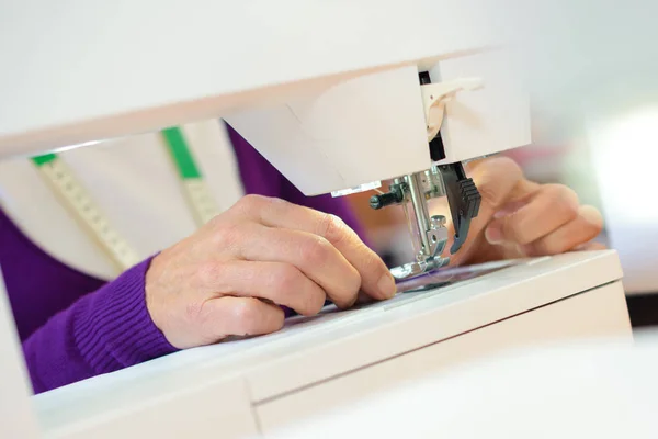 Крупным планом женщина, с помощью швейной машины — стоковое фото