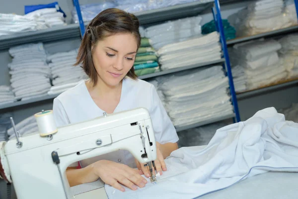 Женщина, использующая швейную машину — стоковое фото