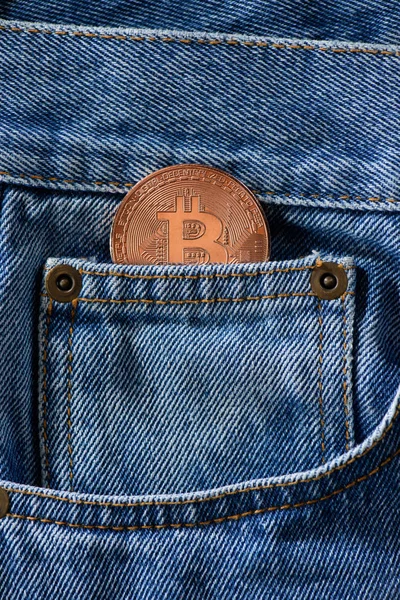 Крупным Планом Вид Бронзовые Bitcoin Джинсовый Карман — стоковое фото