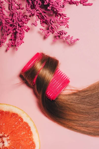 Вид Сверху Перевернулся Бигуди Цветами Оранжевый Розовый Поверхности Волос — стоковое фото