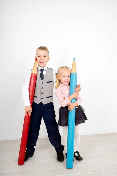 Дети с карандашами — стоковое фото
