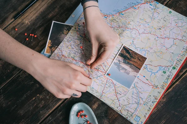 Планирование поездки с картой — стоковое фото