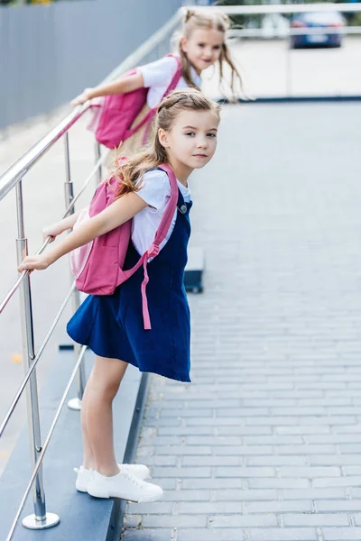 Маленькие Школьницы Розовым Рюкзаки Играя Улице — стоковое фото