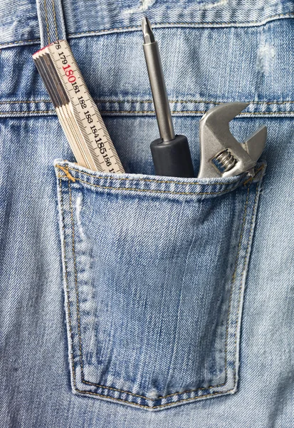 Инструменты в кармане джинсов — стоковое фото