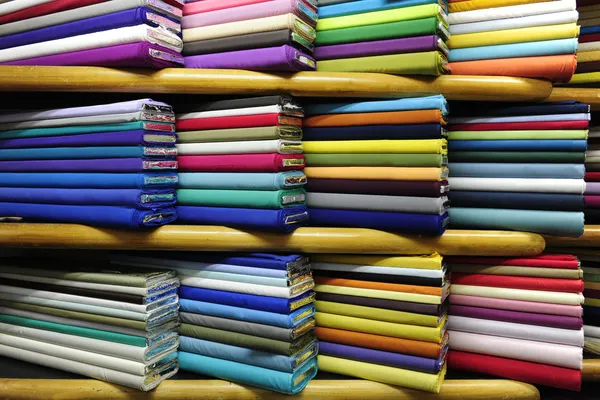 Красочные ткани на продажу — стоковое фото