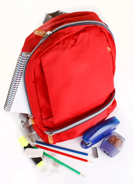Красная школа рюкзак с школьные принадлежности — стоковое фото