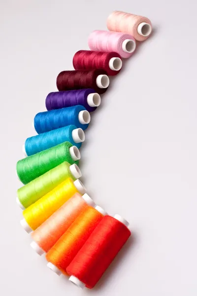 Цветные нити для шитья — стоковое фото