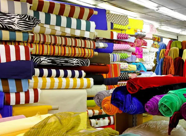 Текстильные рулоны ткани — стоковое фото