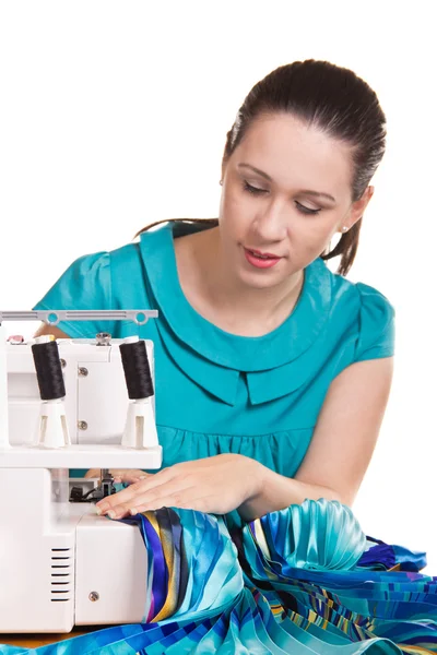 Девочка в синем платье на штопки швейная машина — стоковое фото