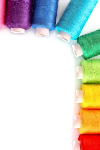 Кучу цветных коклюшек люрексом нити, изолированные на белом — стоковое фото