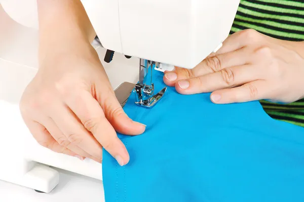 Руки швея на швейной машины — стоковое фото