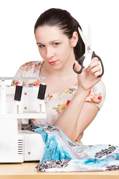Женщина в летние блузки штопки на швейной машины — стоковое фото