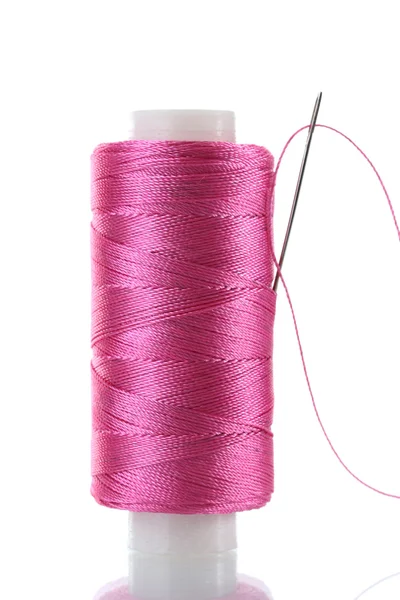 Розовый нитки на катушке с иглы и швейные ПИН, изолированные на белом — стоковое фото
