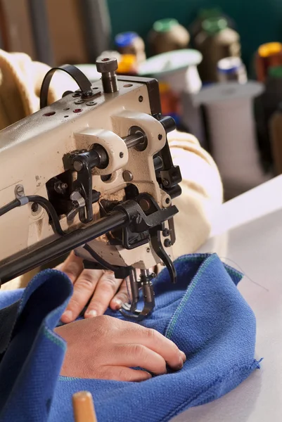 Промышленная швейная машина — стоковое фото